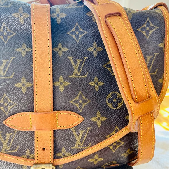 Authentic Vintage Louis Vuitton Saumur 30 Crossbody - Picture 3 of 16